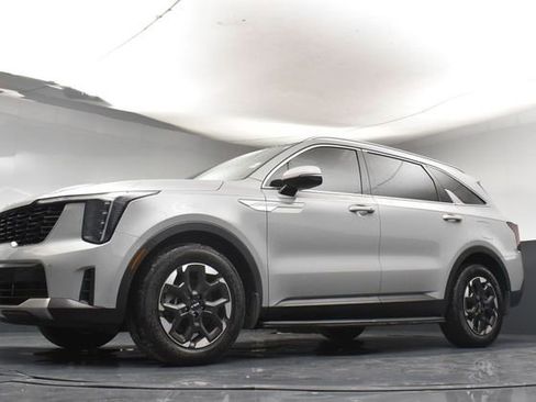 Certified 2025 Kia Sorento S w/ Panoramic Sunroof Package FWD image 36