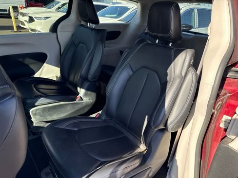 Used 2023 Chrysler Pacifica Touring-L FWD image 20