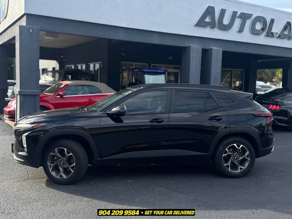 Used 2025 Chevrolet Trax LT w/ Driver Confidence Package FWD image 3