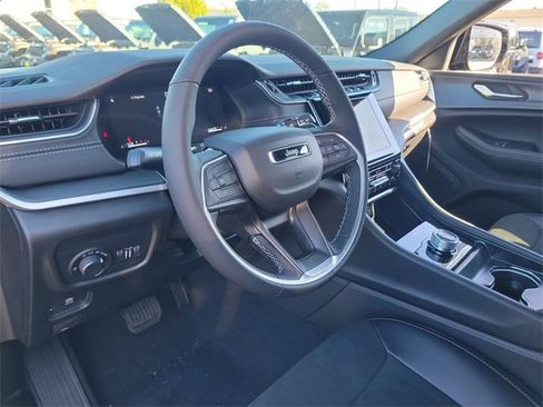 New 2025 Jeep Grand Cherokee L Altitude image 18