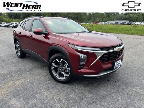 Used 2024 Chevrolet Trax LT w/ LT Convenience Package FWD image 1