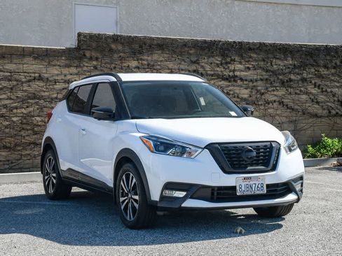 Used 2018 Nissan Kicks SR image 3