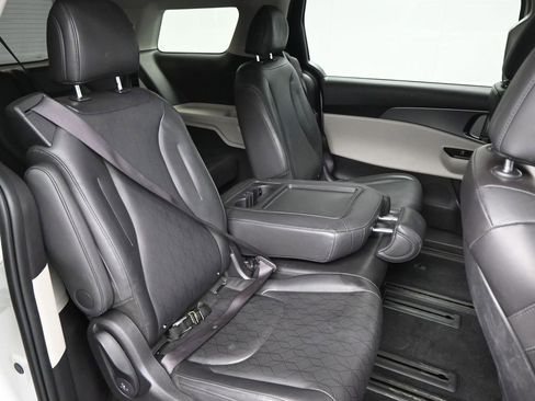 Used 2024 Kia Carnival LX image 13