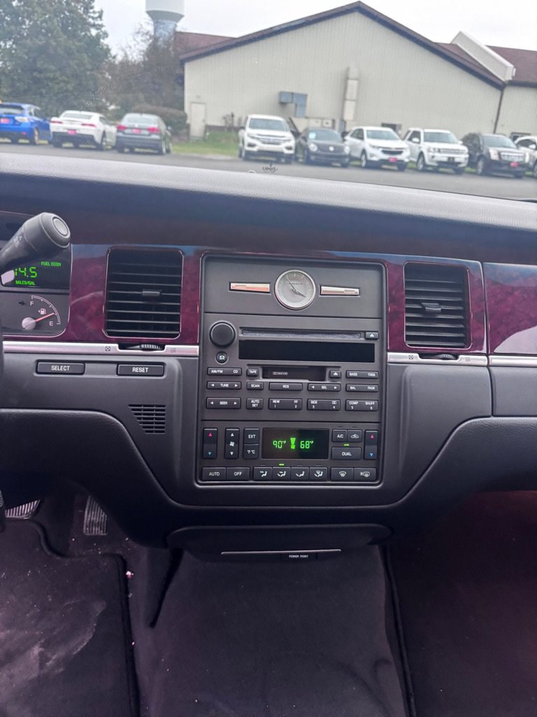 Used 2004 Lincoln Town Car Executive RWD image 17