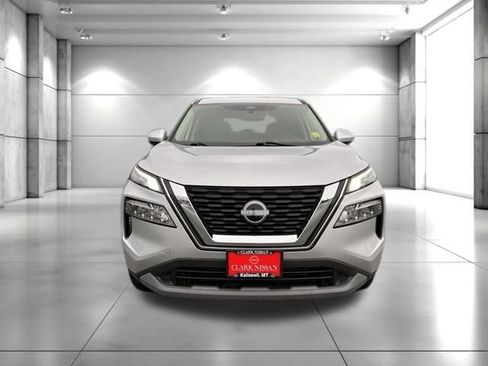 Used 2023 Nissan Rogue SV image 2