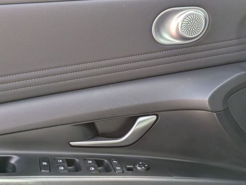 Used 2025 Hyundai Elantra SEL FWD image 13