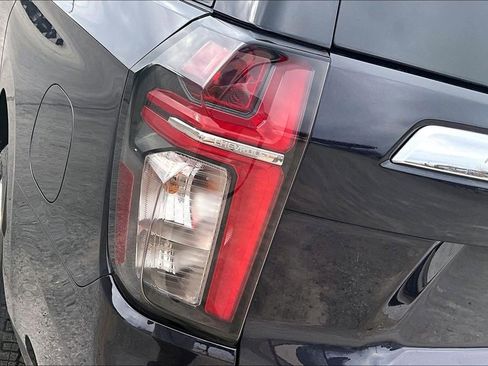 Used 2024 Chevrolet Suburban Premier image 23