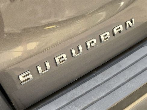 Used 2018 Chevrolet Suburban LT image 30