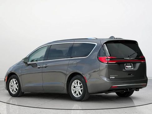 Used 2021 Chrysler Pacifica Touring-L FWD image 3