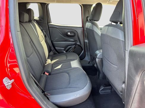 Used 2019 Jeep Renegade Altitude w/ Quick Order Package 2XM FWD image 24