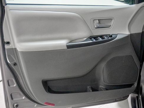 Used 2019 Toyota Sienna LE FWD image 17