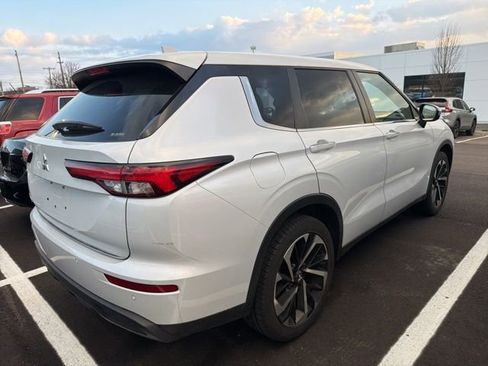 Used 2022 Mitsubishi Outlander ES image 3