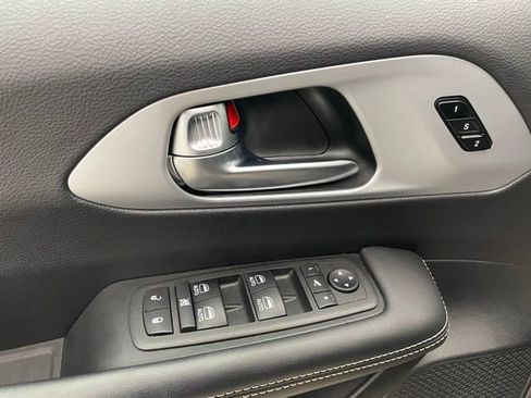 Used 2025 Chrysler Pacifica Limited image 10