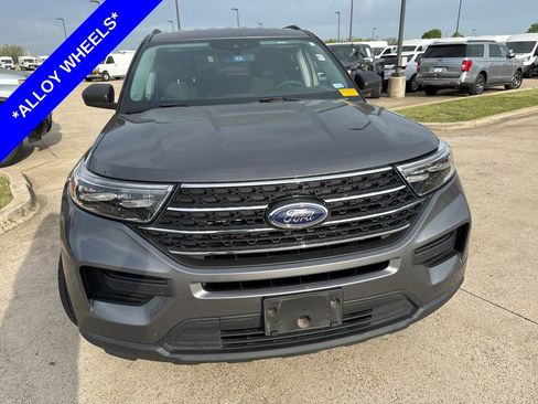 Used 2022 Ford Explorer XLT image 2