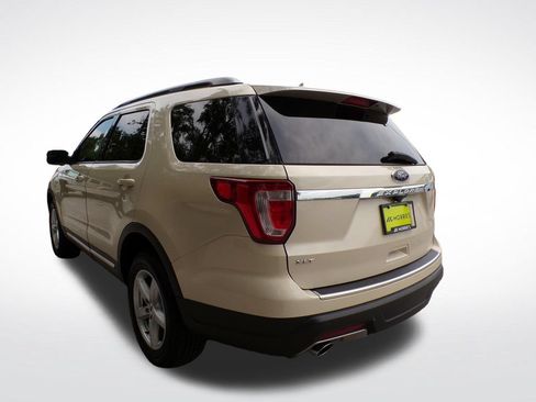Used 2018 Ford Explorer XLT w/ Equipment Group 202A FWD image 3