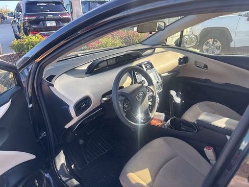 Used 2021 Toyota Prius LE image 5