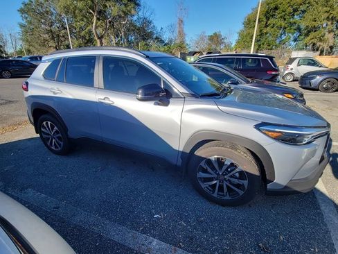 Used 2025 Toyota Corolla Cross XLE image 3