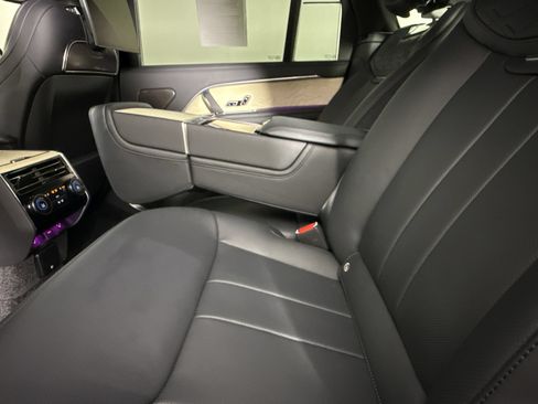 Used 2025 Land Rover Range Rover SV AWD/4WD image 20