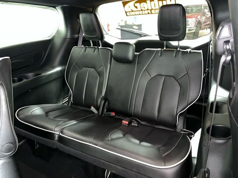 Used 2024 Chrysler Pacifica Premium FWD image 27
