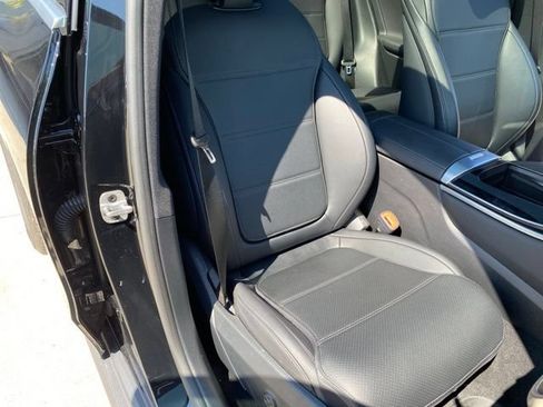 Used 2025 Mercedes-Benz GLC 300 4MATIC image 32