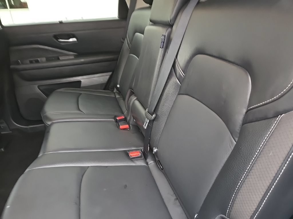 Used 2025 Nissan Pathfinder SL AWD/4WD image 23