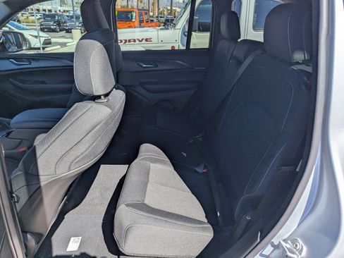 New 2025 Jeep Grand Cherokee Laredo image 8