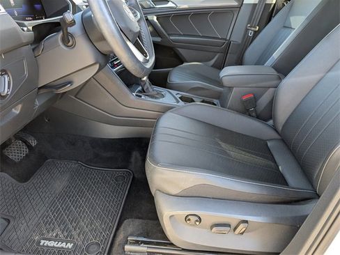 Used 2023 Volkswagen Tiguan SE w/ Panoramic Sunroof Package image 15