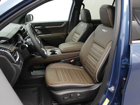 New 2026 GMC Acadia Denali Ultimate w/ LPO, Floor Liner Package AWD/4WD image 16