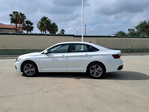 Used 2022 Volkswagen Jetta SE FWD image 2