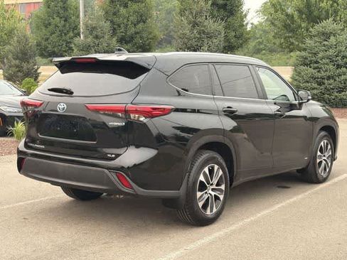 Used 2023 Toyota Highlander XLE AWD/4WD image 34