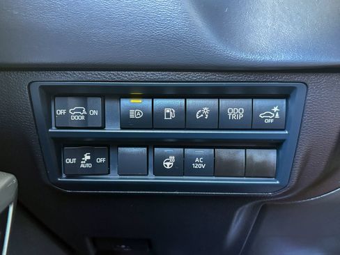 Used 2025 Toyota Sequoia Platinum AWD/4WD image 38