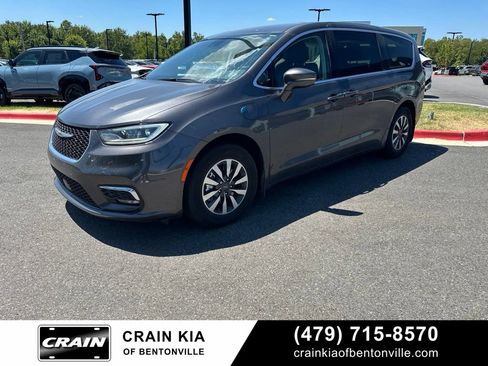Used 2022 Chrysler Pacifica Touring-L FWD image 2