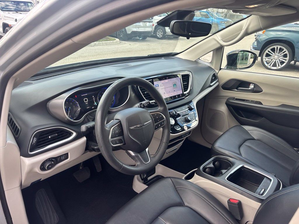 Used 2024 Chrysler Pacifica Touring-L FWD image 5