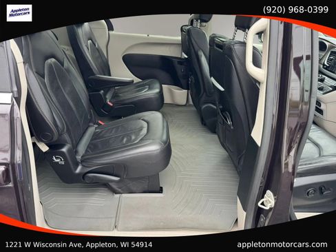 Used 2018 Chrysler Pacifica Touring-L Plus FWD image 18