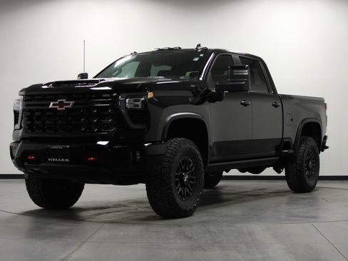 Used 2025 Chevrolet Silverado 2500 ZR2 w/ Technology Package image 8