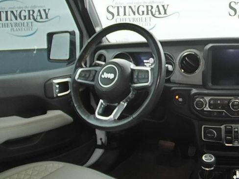 Used 2022 Jeep Wrangler Unlimited Sahara AWD/4WD image 16