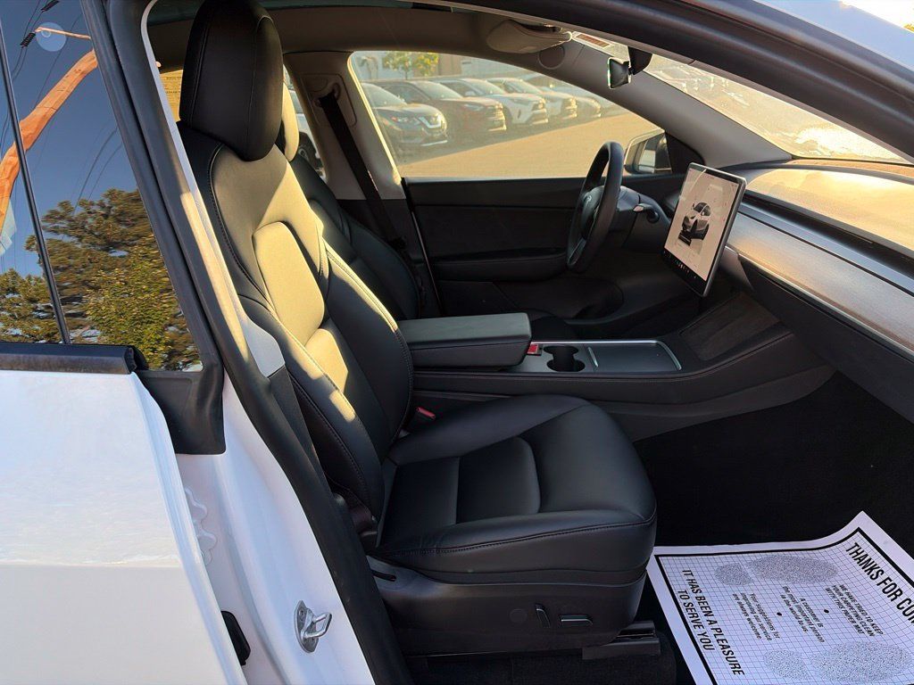 Used 2022 Tesla Model Y Long Range AWD/4WD image 11