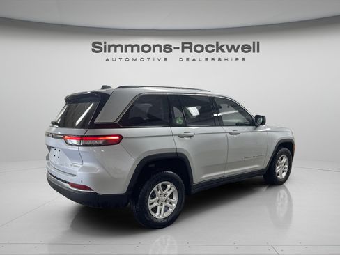 Used 2023 Jeep Grand Cherokee Laredo w/ Luxury Tech Group I AWD/4WD image 5