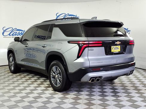 Used 2024 Chevrolet Traverse LT image 2