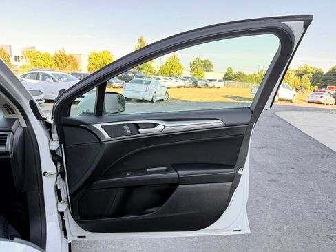Used 2019 Ford Fusion SE FWD image 18