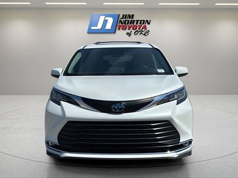 Used 2023 Toyota Sienna XLE FWD image 2