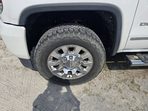 Used 2019 GMC Sierra 2500 Denali w/ Duramax Plus Package AWD/4WD image 2