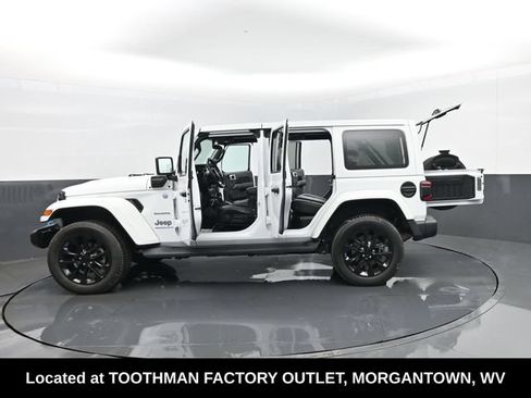 Used 2023 Jeep Wrangler Unlimited Sahara w/ Dual Top Group AWD/4WD image 33
