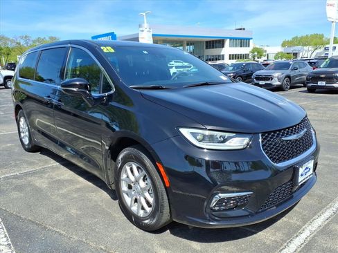 Used 2025 Chrysler Pacifica Select FWD image 1