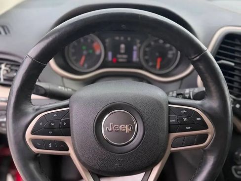 Used 2017 Jeep Cherokee Latitude w/ Cold Weather Group AWD/4WD image 13