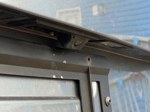 Used 2018 Volkswagen Tiguan SE w/ Panoramic Sunroof Package image 12