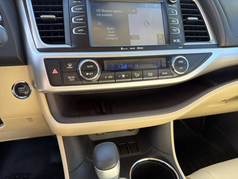 Used 2017 Toyota Highlander XLE image 8