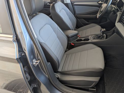 Used 2025 Volkswagen Jetta SE w/ Sunroof Package FWD image 21