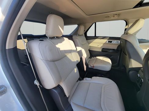 Used 2020 Ford Explorer Platinum w/ Premium Technology Package image 30