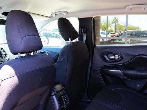 Used 2019 Jeep Cherokee Latitude w/ Popular Appearance Group FWD image 34